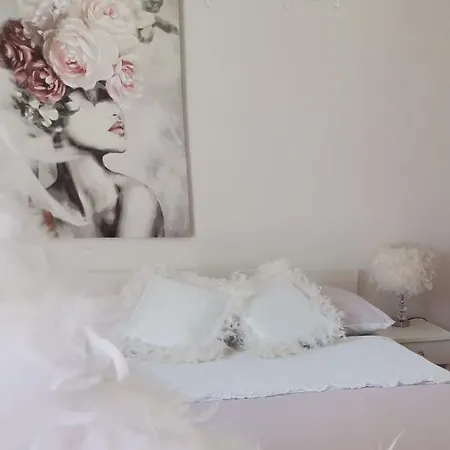 Nina Πανσιόν Baška Voda
