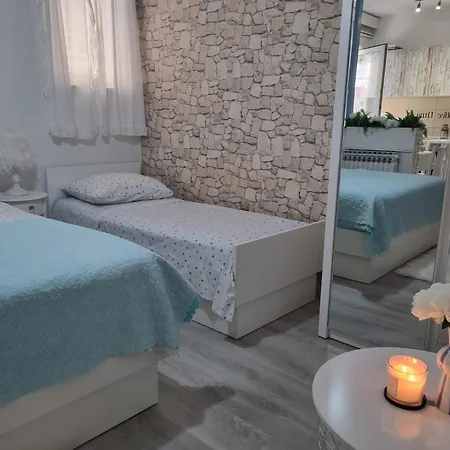 Nina Πανσιόν Baška Voda